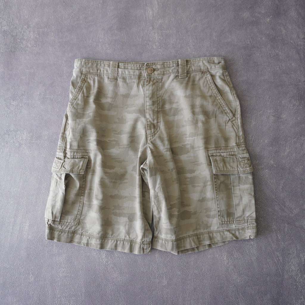 Short cargo camo izod