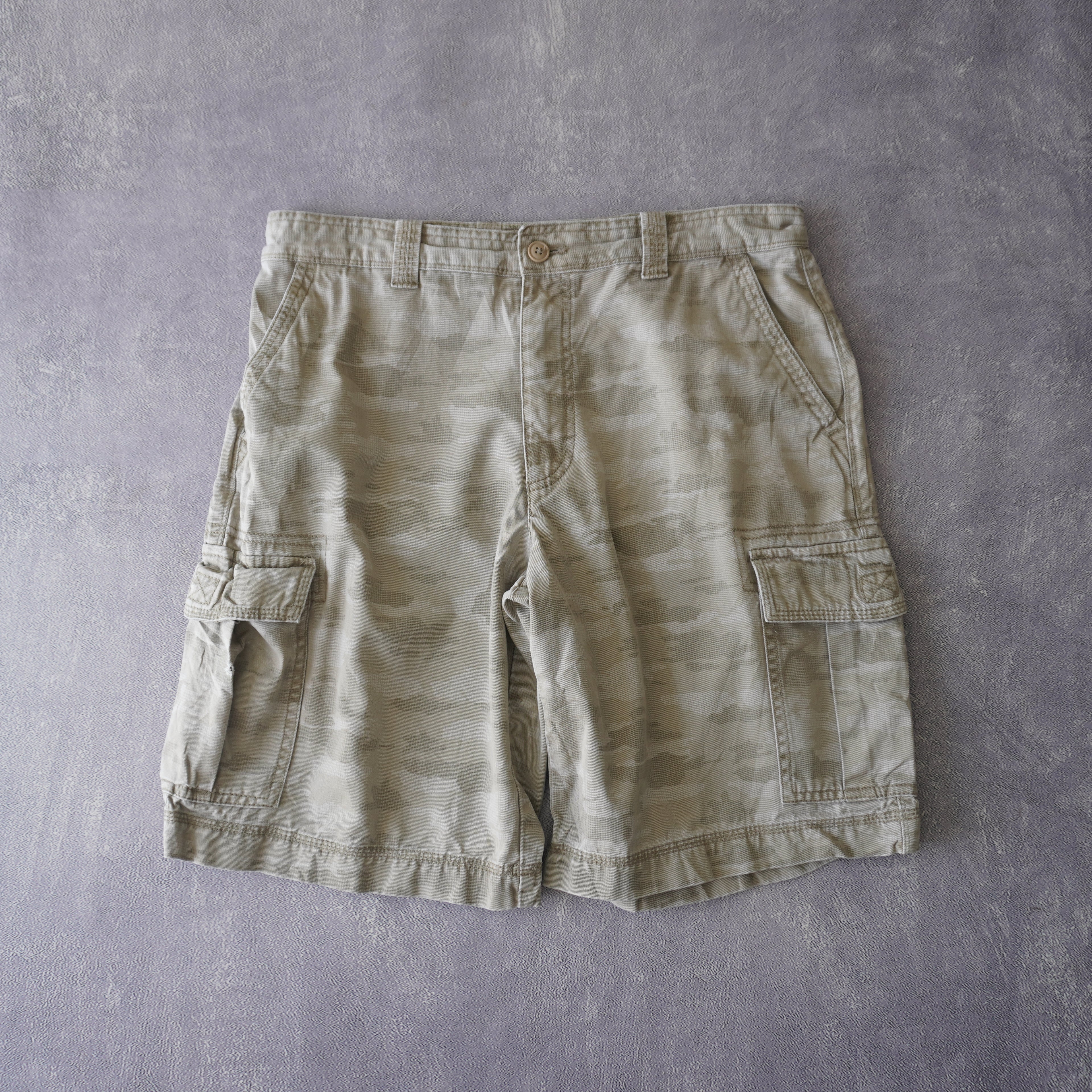 Short cargo camo izod