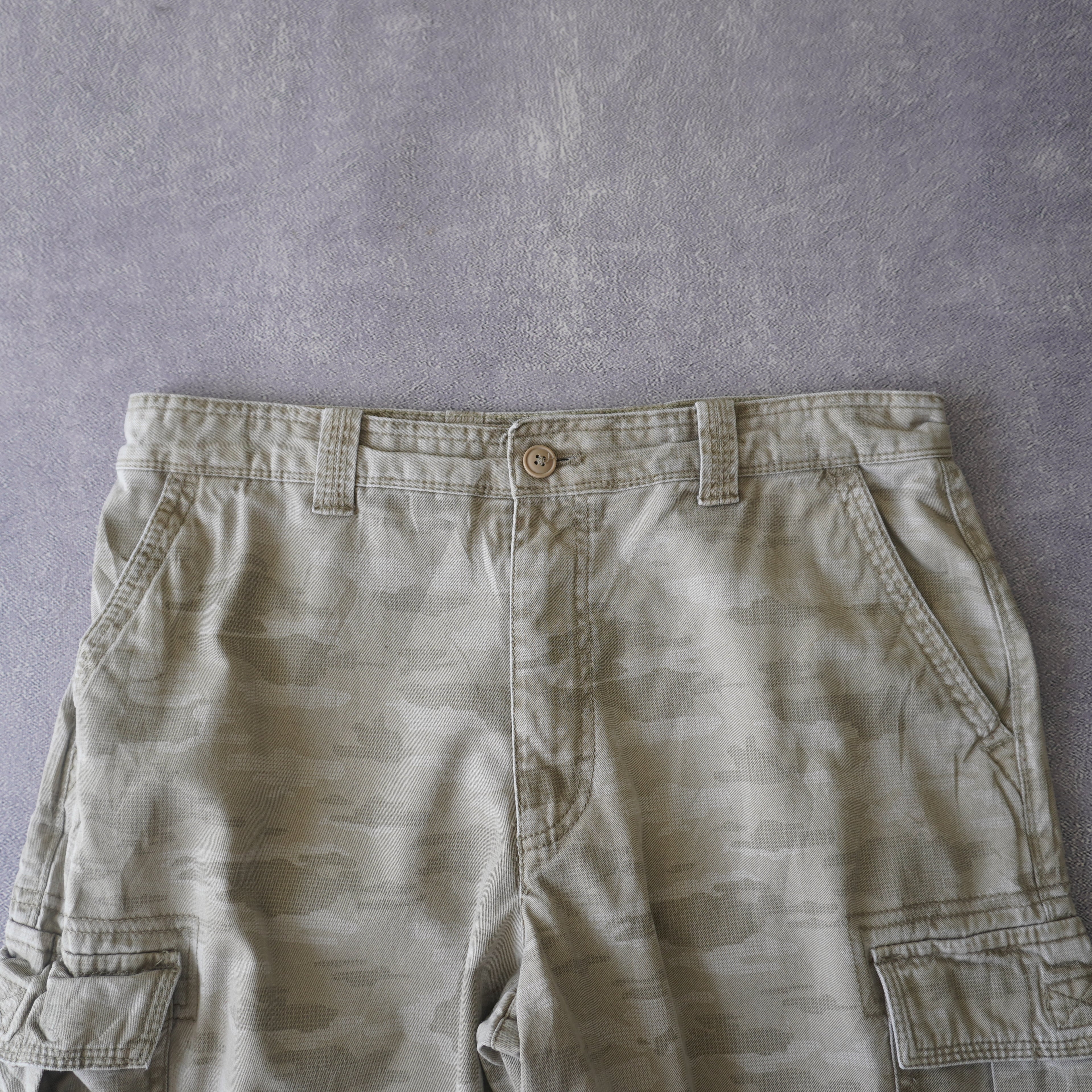 Short cargo camo izod