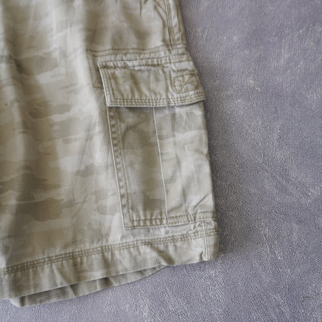 Short cargo camo izod