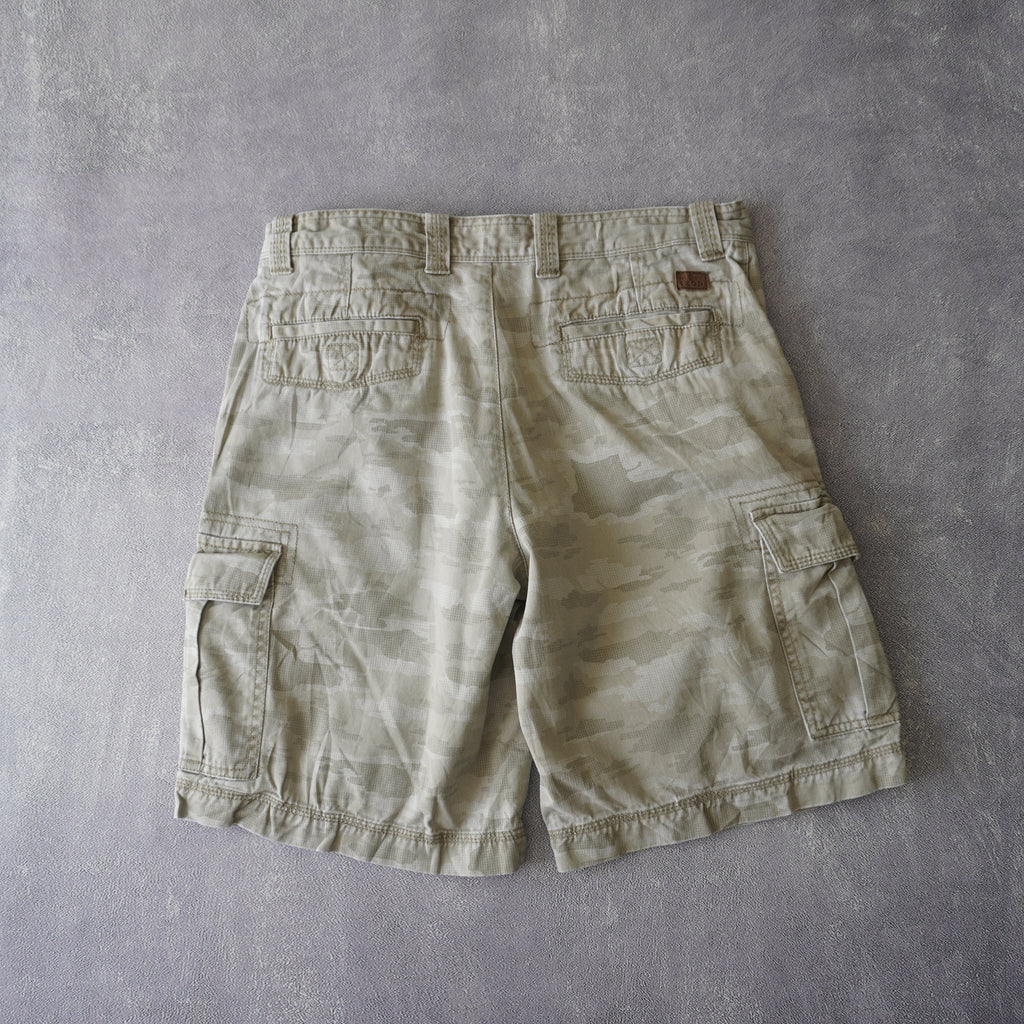 Short cargo camo izod
